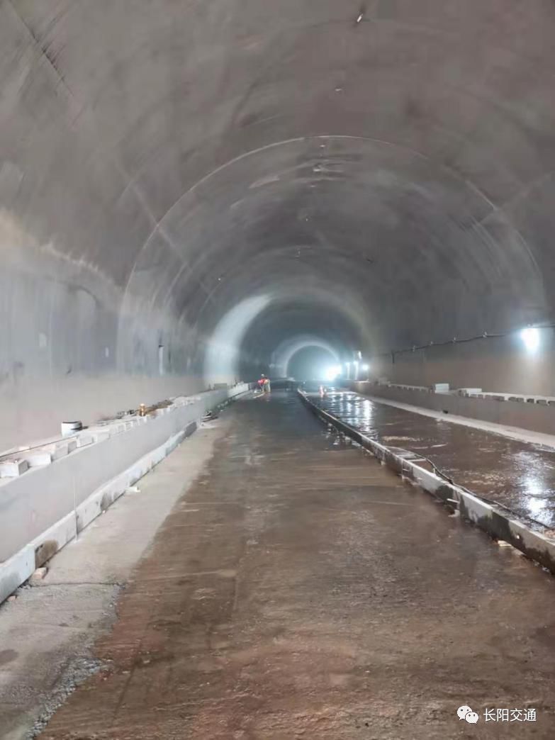 宜昌至长阳快速通道鸡公岩隧道双洞贯通，区域交通迎来新篇章