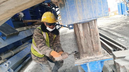 正月初一，久马高速查针梁子隧道施工忙